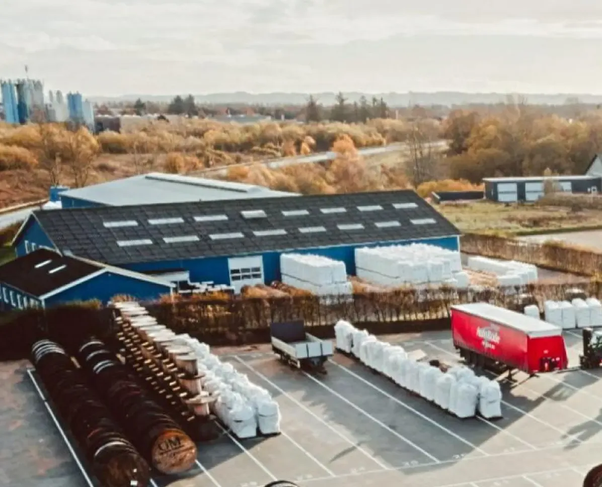 Logistikzentrum für Breitband Deutschland mit Kabeltrommeln und LKW-Verladung im Außenbereich