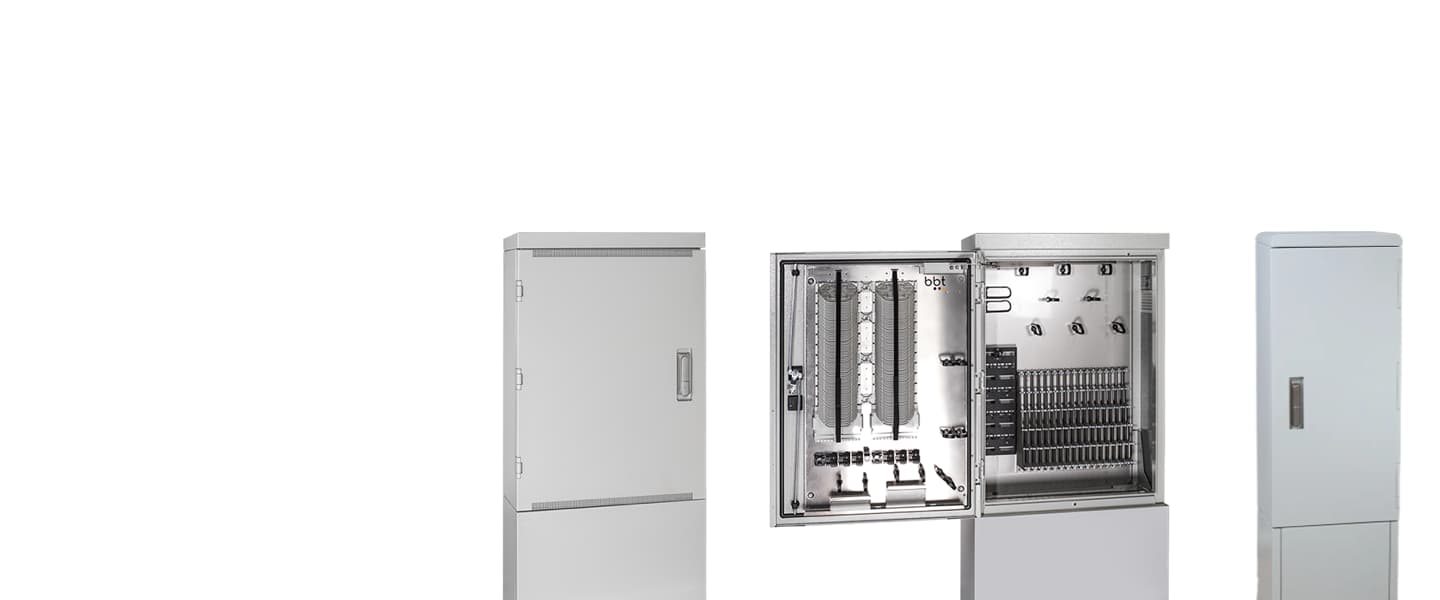NVT Glasfaser Verteilergehäuse mit geöffnetem Technikbereich für Glasfaseranschlüsse