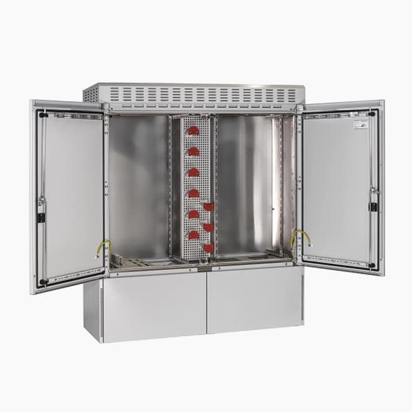 Geöffnetes MFG Gehäuse mit modularer Innenausstattung für Glasfasernetze