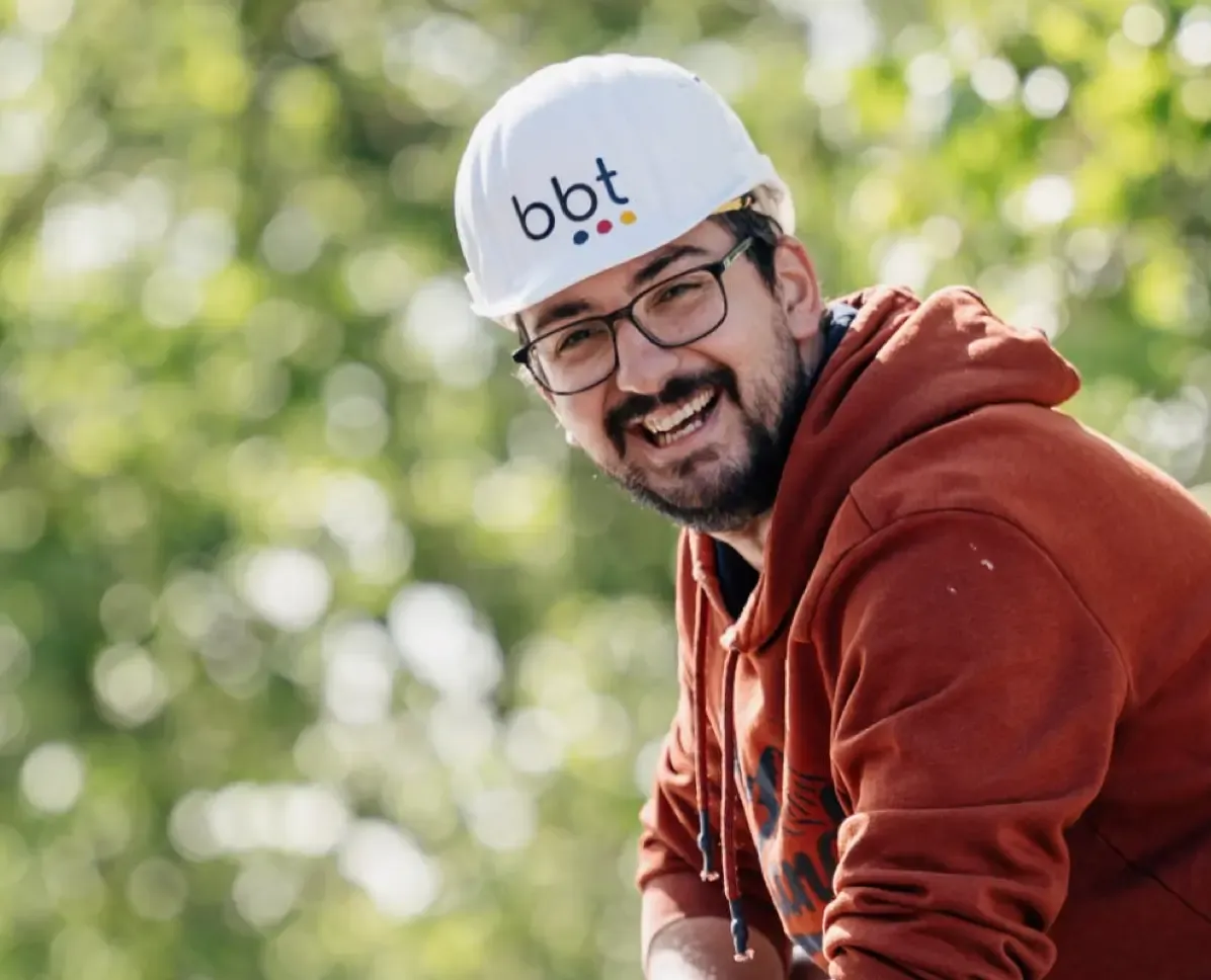 Mitarbeiter von BBT mit Schutzhelm bei der Arbeit im Bereich Breitband Deutschland