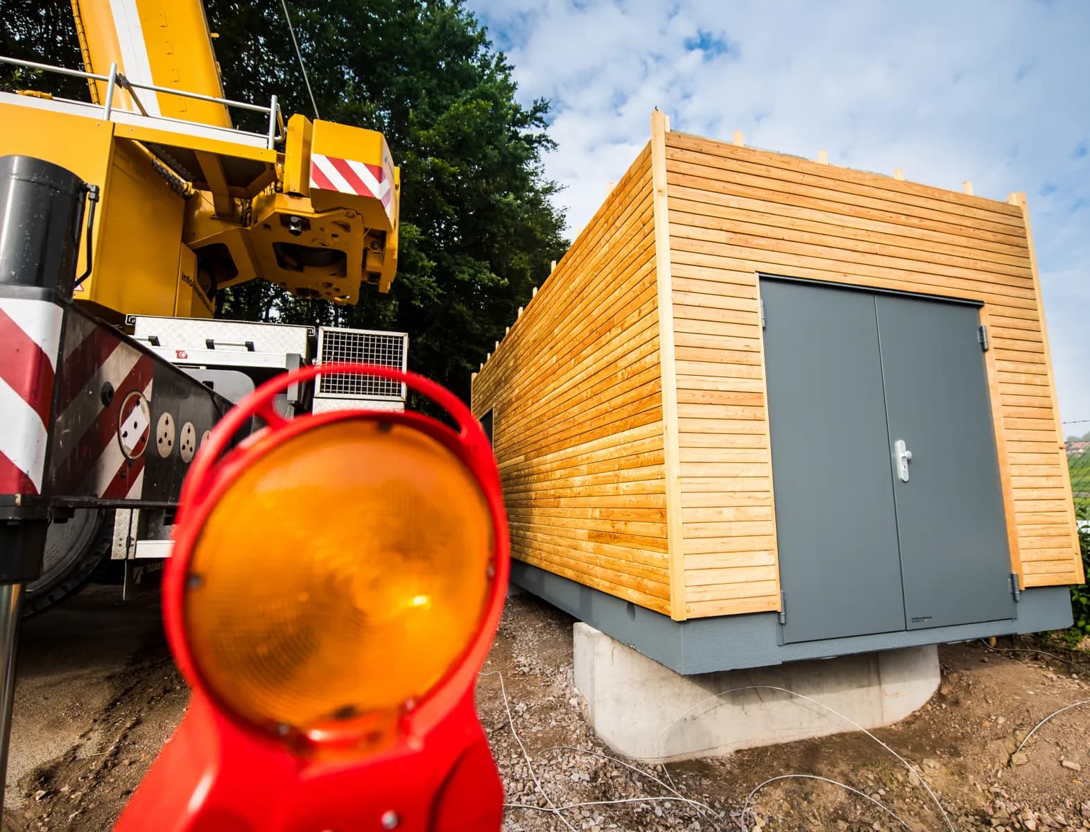 Technikgebäude für den Netzausbau bei der Anlieferung und Platzierung
