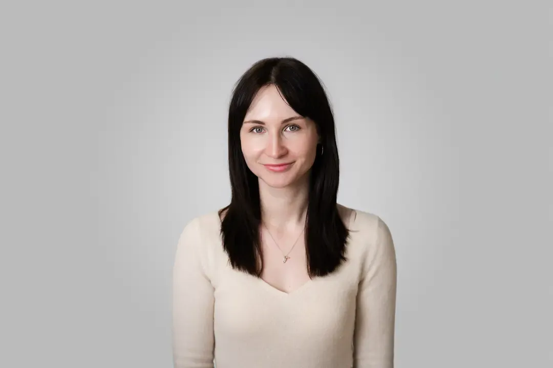 breitbandtechnik team – Jessica Skandy im Porträt vor grauem Hintergrund