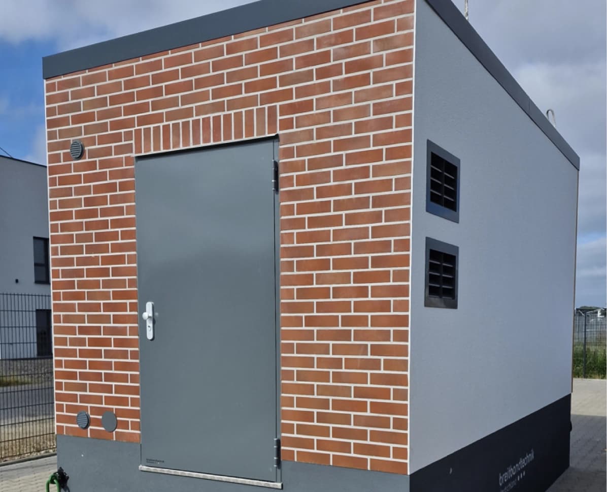 Technikgebäude der Breitbandtechnik Deutschland GmbH mit Klinkerfassade