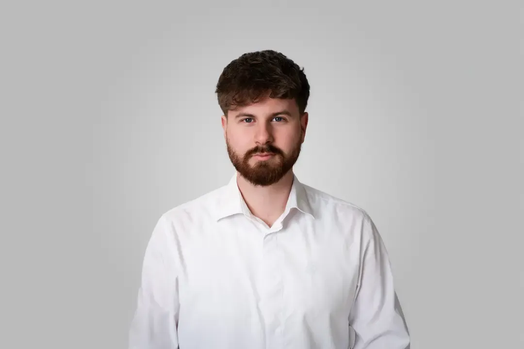 breitbandtechnik team – Dennis Kistler im Porträt vor grauem Hintergrund