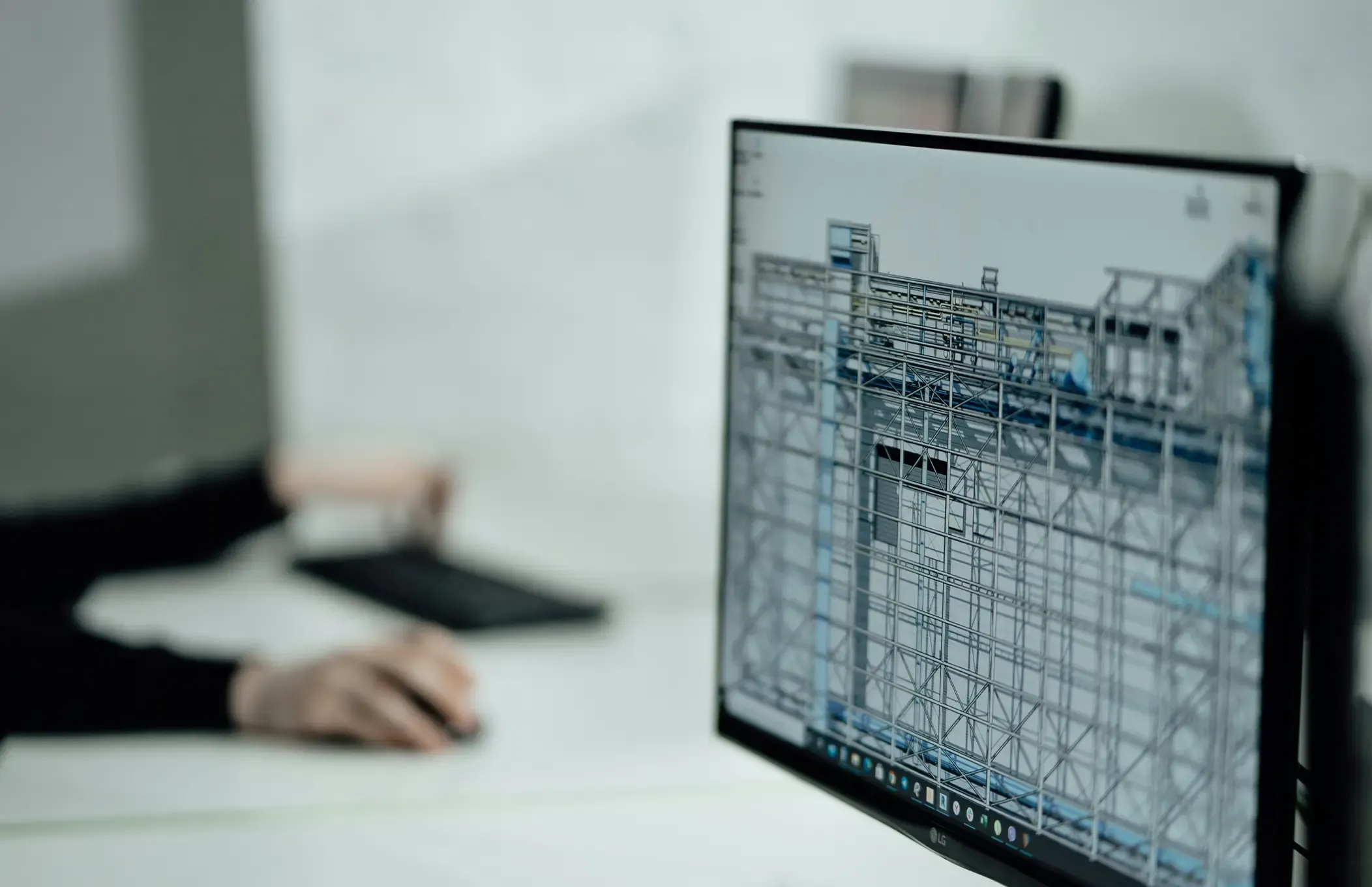 tiefbau glasfaser – digitale Bauplanung am Monitor mit technischen Zeichnungen
