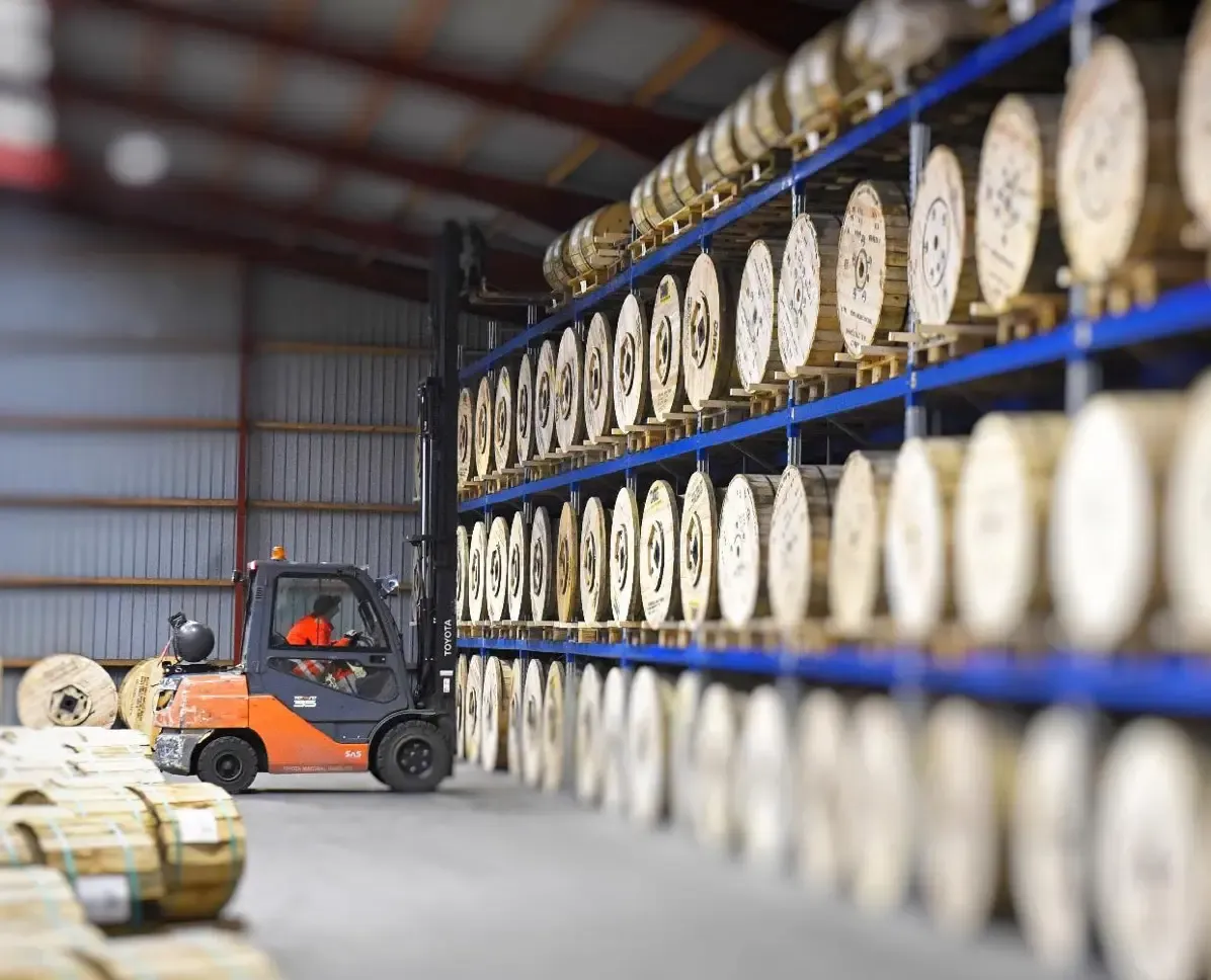Lager mit Kabeltrommeln der Breitbandtechnik Deutschland GmbH