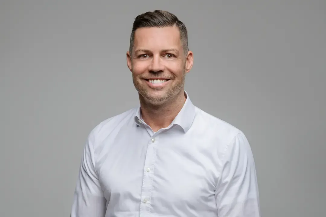 breitbandtechnik team – Frank Schweizer im Porträt vor grauem Hintergrund
