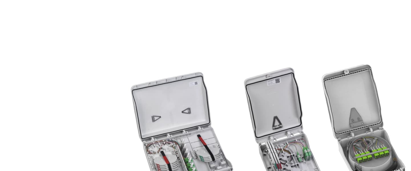Glasfaser Abschlusspunkt für passive und aktive Netzabschlüsse - Geöffnete Gehäuse