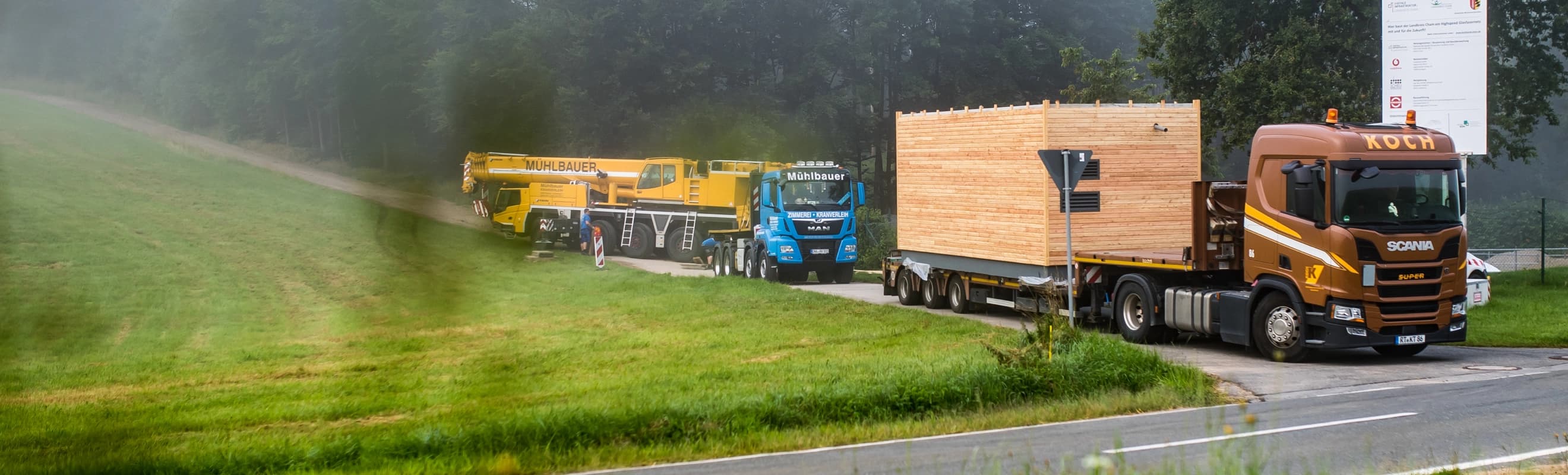 Transport einer PoP-Station auf Schwerlast-Lkw zur Baustelle