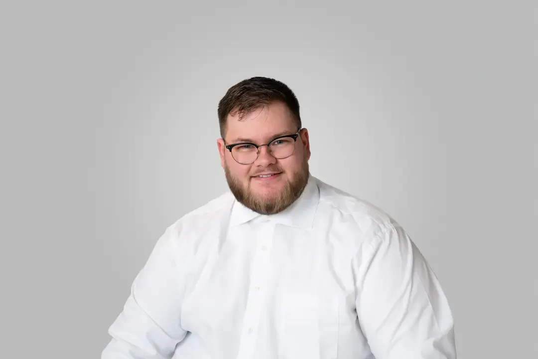 breitbandtechnik team – Nils Luisoder im Porträt vor grauem Hintergrund